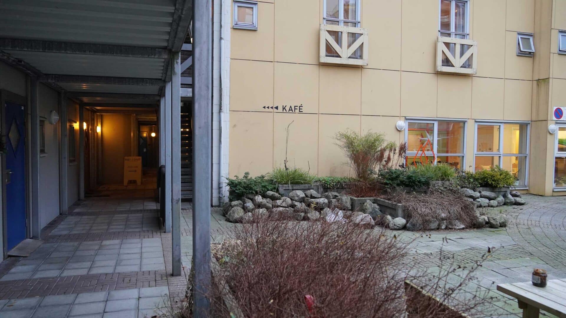 Side entrance Kafe Mat & prat